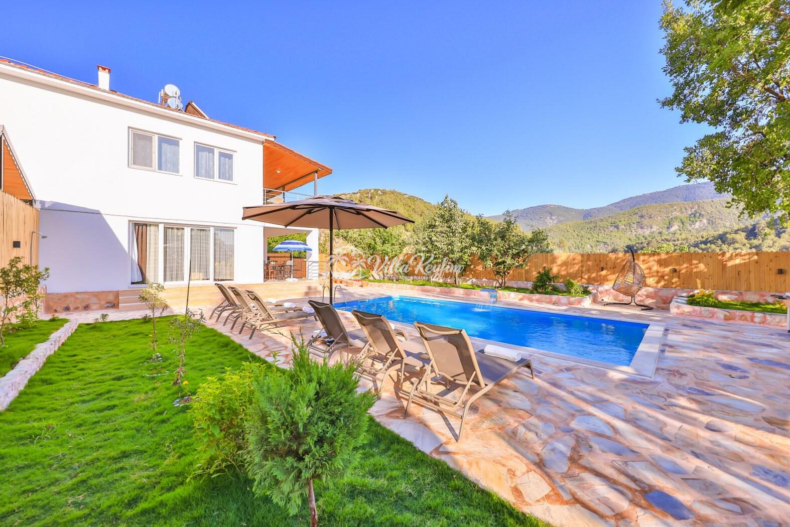 Villa Dr — 4