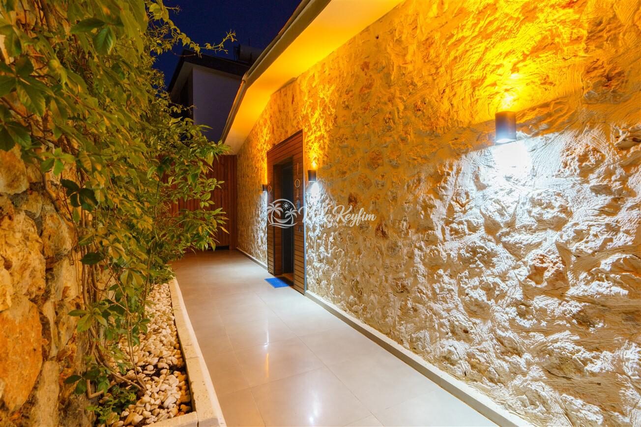 Villa Mira Queen — 60