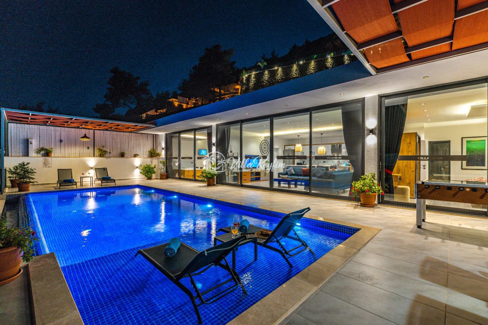 Villa Neon — 2
