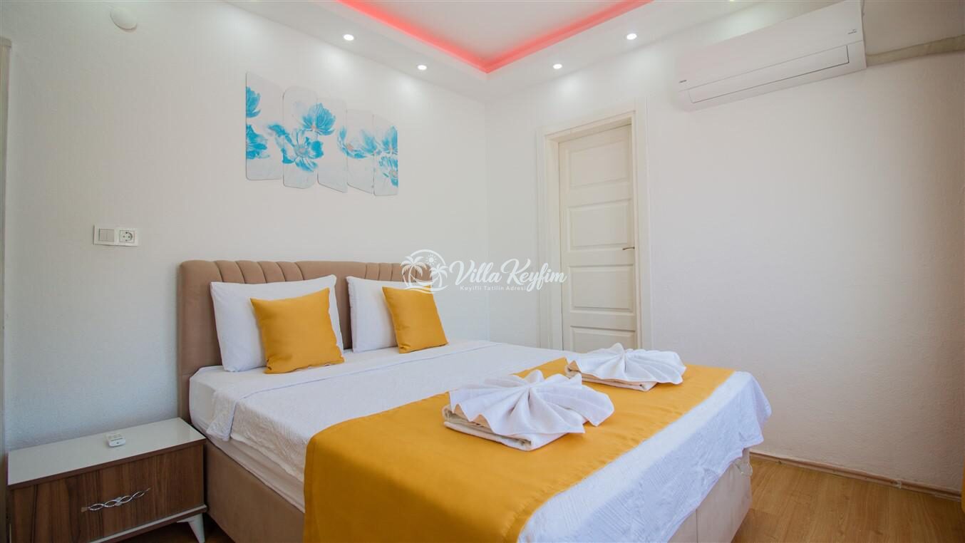 Villa Capital — 72