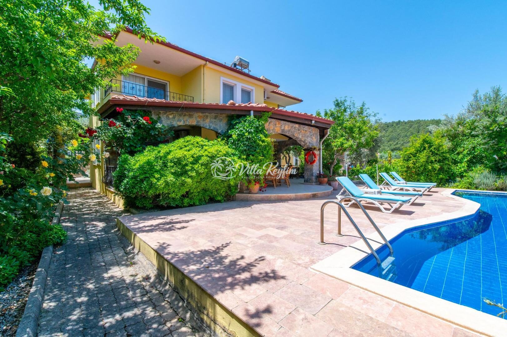 Villa Alora — 2