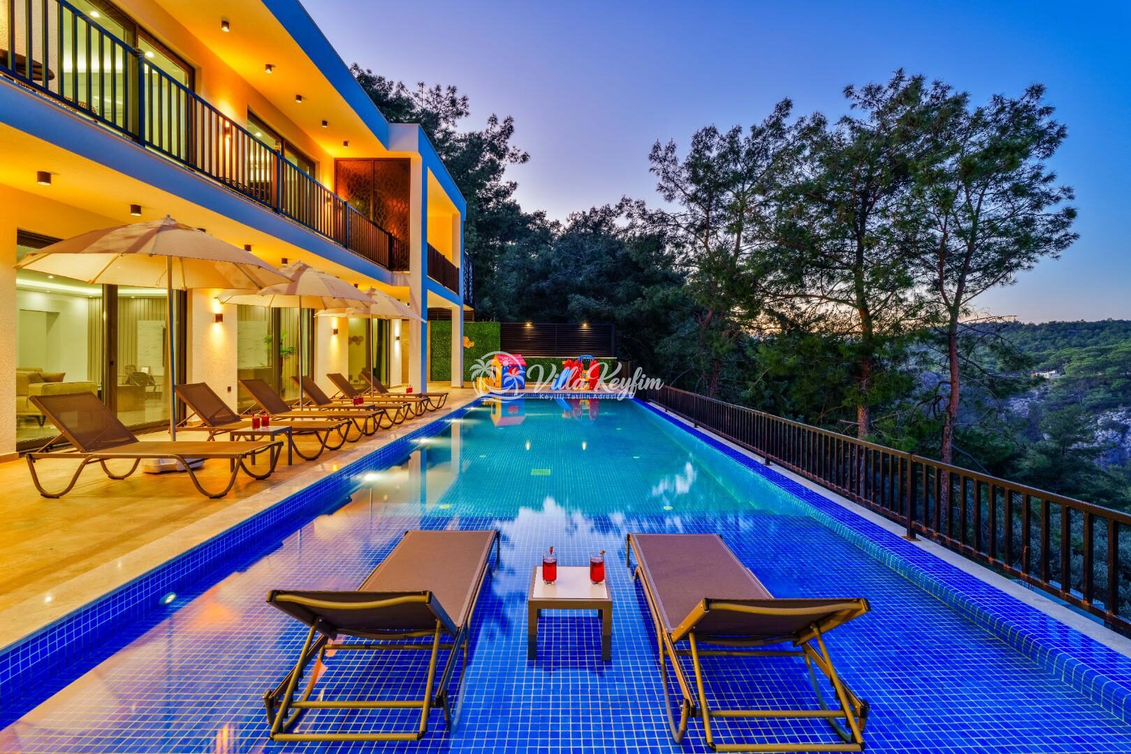 Villa Blue Night — 10