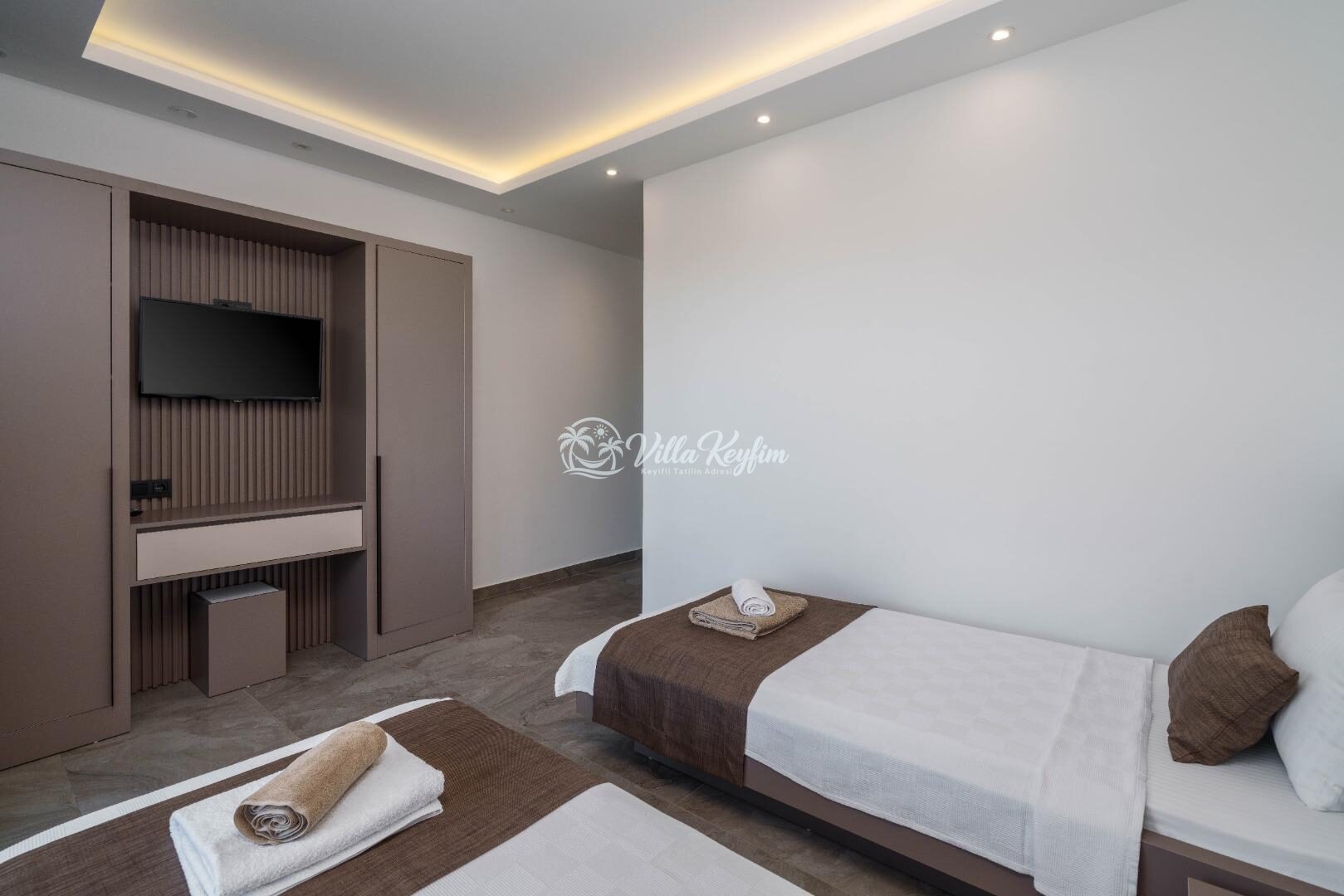 Villa Blue Night — 28