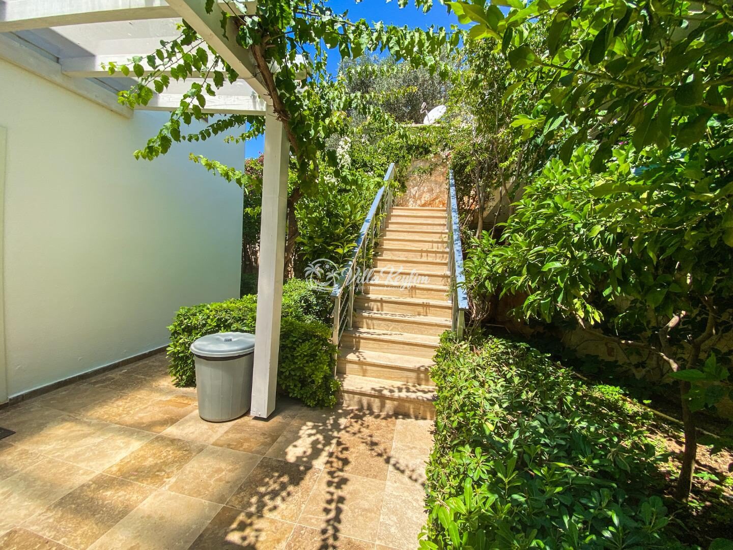 Villa Hillside 3 — 83