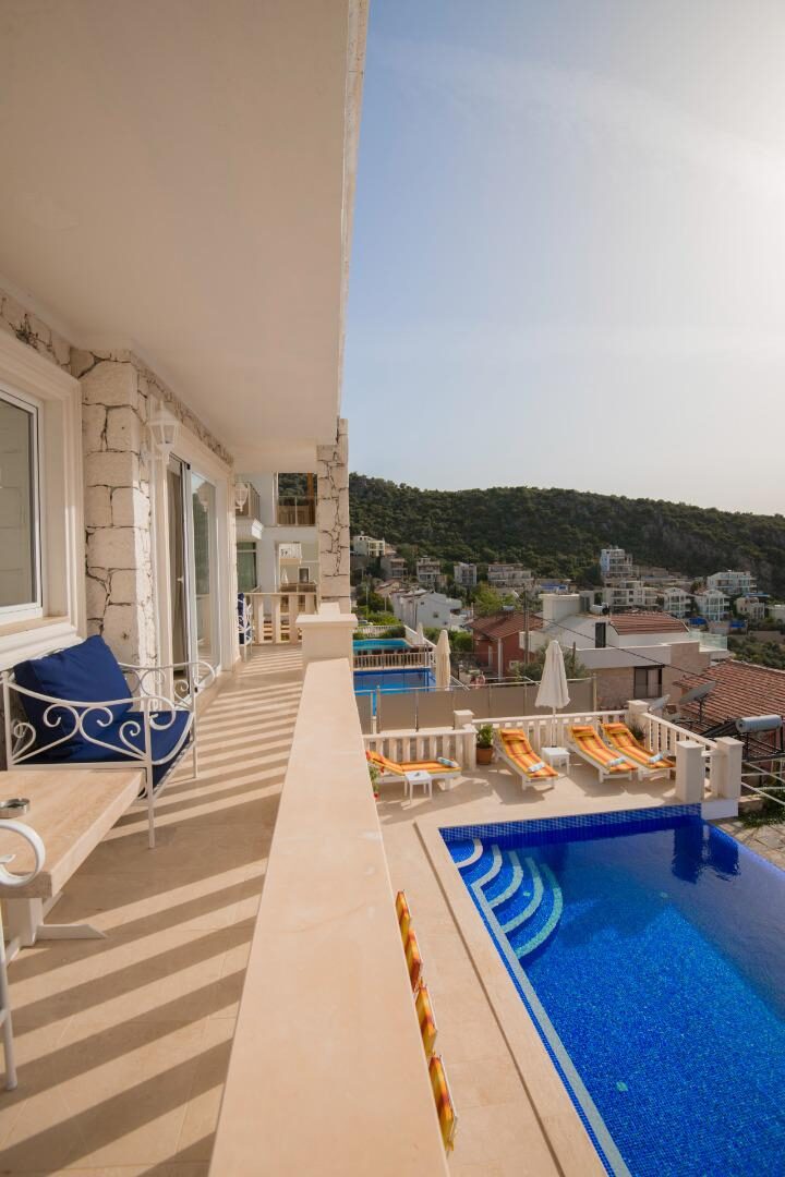 Villa Ketchy — 14