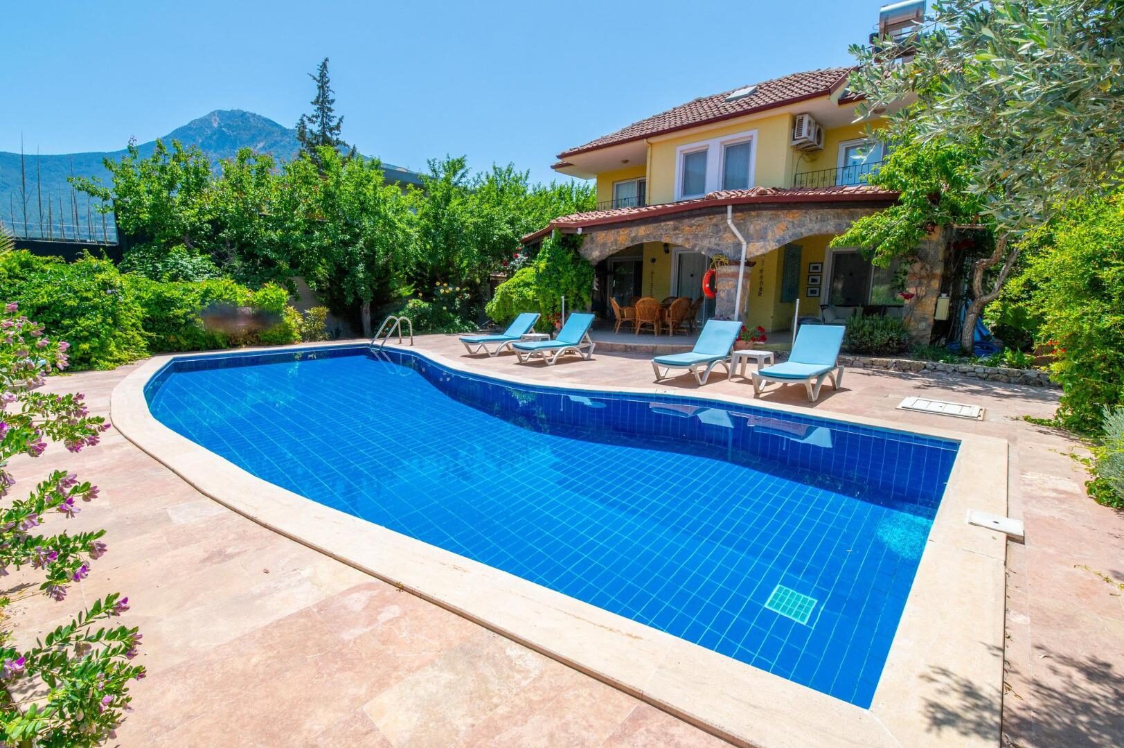 Villa Alora — 1