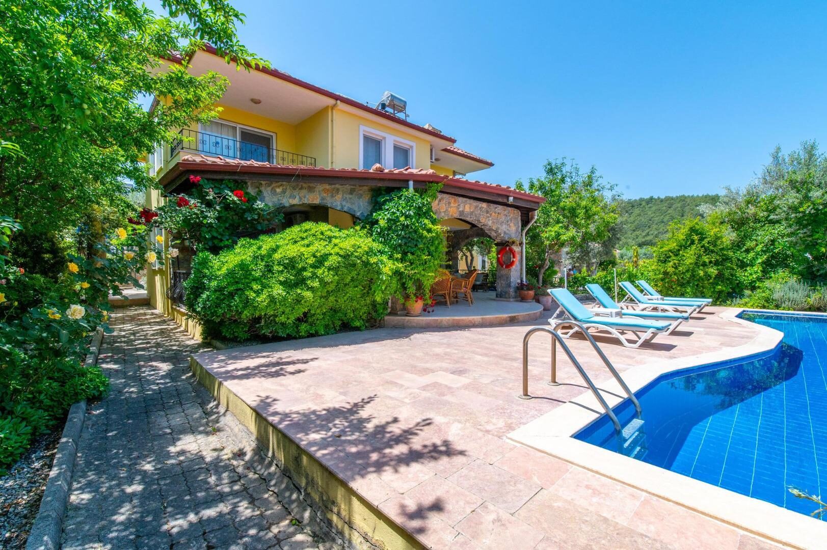 Villa Alora — 2