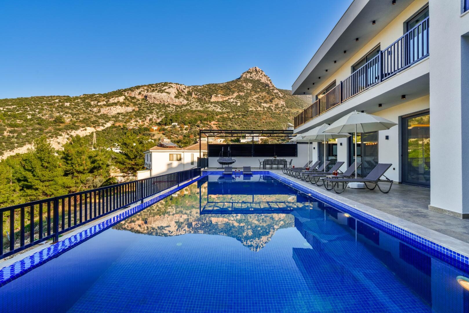 Villa Blue Night — 4